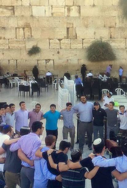 Yeshiva-Bochers-at-the-Kotel-14Oct15